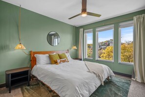 Escritorio, wifi gratis, ropa de cama y acceso para silla de ruedas