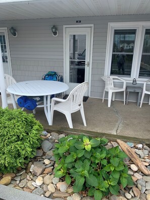 Outdoor dining - Charming 1-bedroom condo with AC in lovely Wells (Wells)