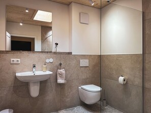 Shower, hair dryer, towels, soap - Pure relaxation: stylish nature retreat with sauna & chicken idyll (Hofheim in Unterfranken)