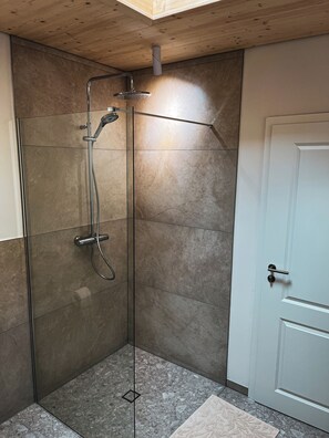 Shower, hair dryer, towels, soap - Pure relaxation: stylish nature retreat with sauna & chicken idyll (Hofheim in Unterfranken)