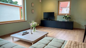 Smart-TV, Bücher, Stereoanlage