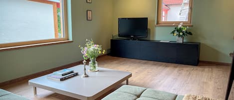 Smart-TV, bøker og stereoanlegg