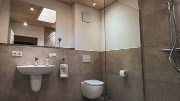 Douche, sèche-cheveux, serviettes fournies, savon