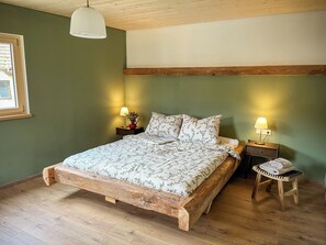 1 bedroom, desk, iron/ironing board, free WiFi - Pure relaxation: stylish nature retreat with sauna & chicken idyll (Hofheim in Unterfranken)
