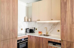 Fridge, microwave, oven, dishwasher - PARISIAN CHARM - JUST STEPS FROM THE MARAIS DISTRICT AND PLACE DE LA BASTILLE (Paris)