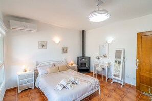 6 bedrooms, iron/ironing board, free WiFi, bed sheets - Cubo's River Side House Coin / Private pool / Air conditioning / BBQ / Free Wi-Fi (Coín)
