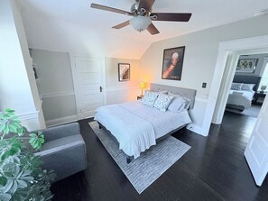 Tabla de planchar con plancha, wifi y ropa de cama 