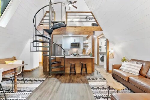 A Frame Hot Tub, firepit, pet friendly fenced yard