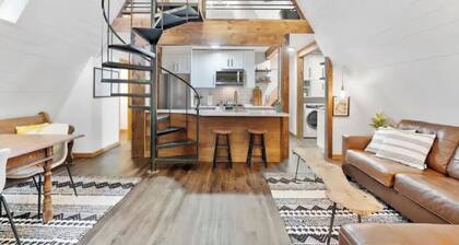 A Frame Hot Tub, firepit, pet friendly fenced yard