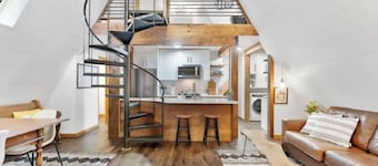 A Frame Hot Tub, firepit, pet friendly fenced yard