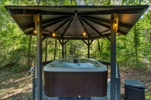 Outdoor spa tub - A Frame Hot Tub, firepit, pet friendly fenced yard (Hendersonville)