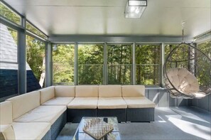 Een televisie, een open haard en een tafeltennistafel