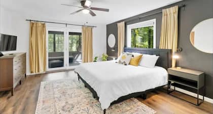 A Frame Hot Tub, firepit, pet friendly fenced yard