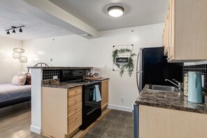 Fridge, microwave, oven, stovetop - The Most Perfect Stay in Canmore w/Mountain View (Canmore)