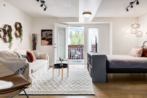 Desk, iron/ironing board, free WiFi, bed sheets - The Most Perfect Stay in Canmore w/Mountain View (Canmore)