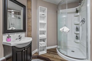 Shower, hair dryer, towels, soap - The Most Perfect Stay in Canmore w/Mountain View (Canmore)