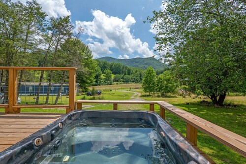 MTN View Schoolie w/ HotTub