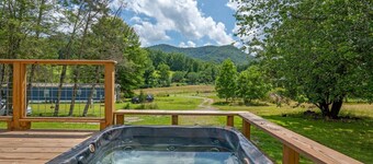 MTN View Schoolie w/ HotTub