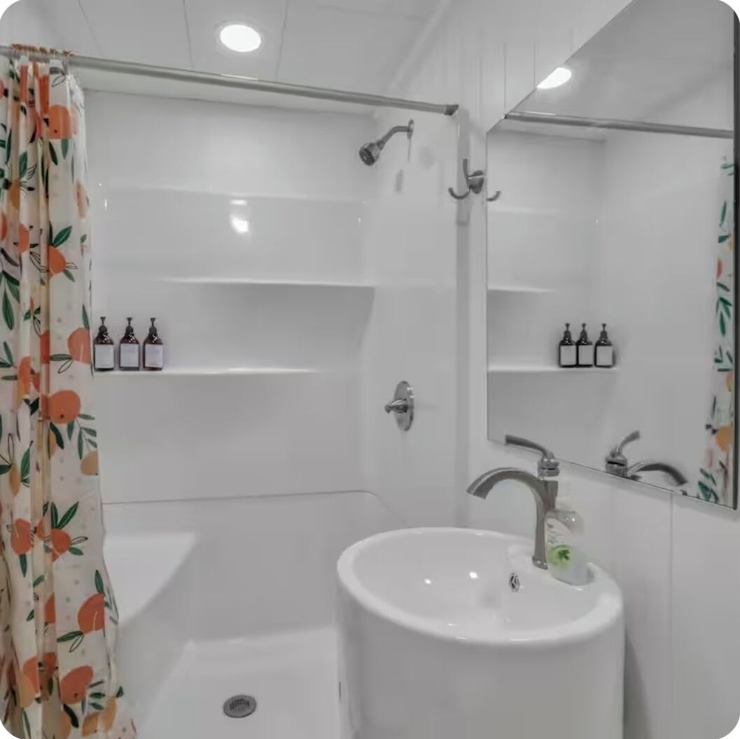 Douche, serviettes fournies, savon, papier toilette