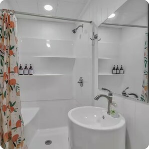 Douche, serviettes fournies, savon, papier toilette
