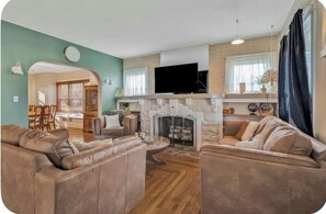 Living area - Spacious, Cozy Colonial Home (Webb City)