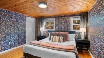 Desk, iron/ironing board, travel cot, WiFi