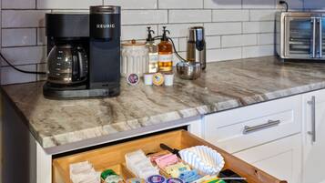 KĂŒhlschrank, Mikrowelle, Ofen, Herdplatte