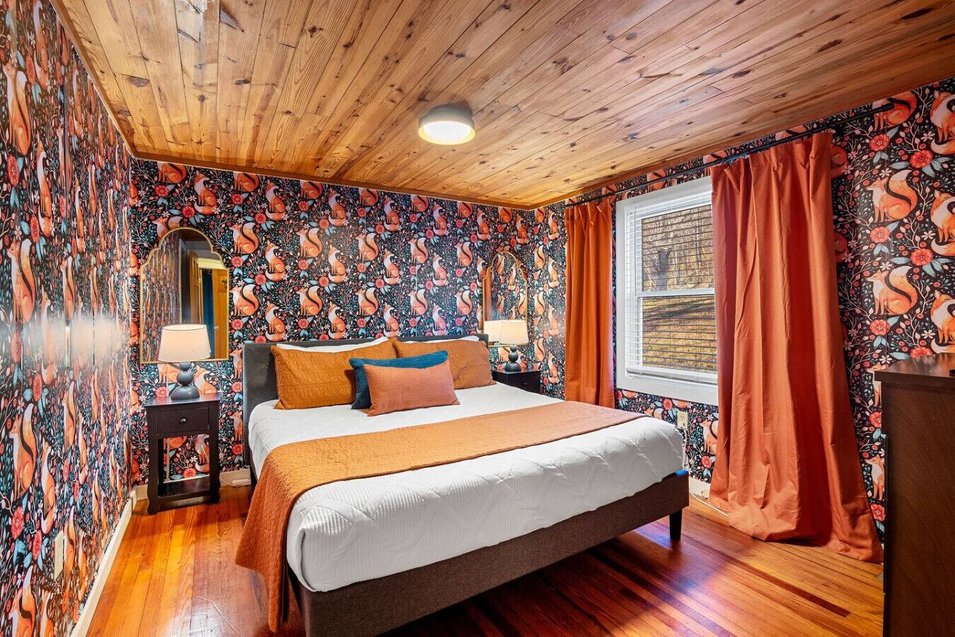 Työpöytä, silitysrauta/-lauta, vauvan matkasänky, Wi-Fi