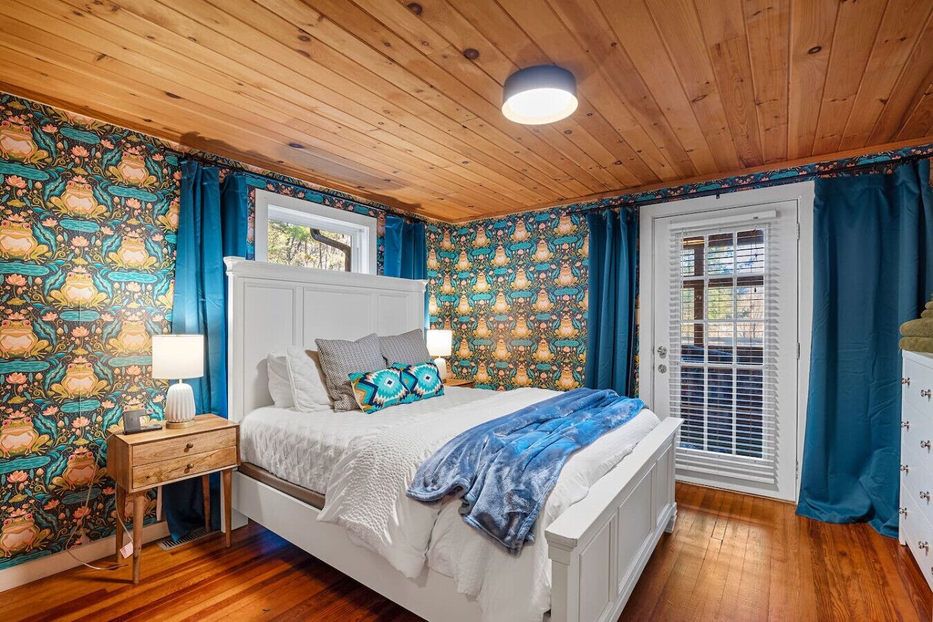 Bureau, fer et planche à repasser, lit parapluie, Wi-Fi