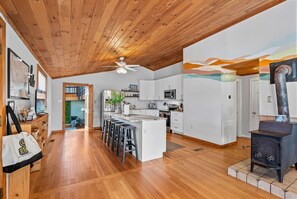 Fridge, microwave, oven, stovetop - Sleeps 18 Cinema/Sauna/Game Rm/Hot Tub/Fire pit (Black Mountain)