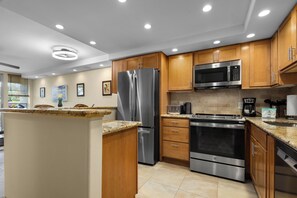Fridge, microwave, oven, stovetop - Welcome to Maui Banyan Q106, nestled in the heart of Kihei. (Kihei)
