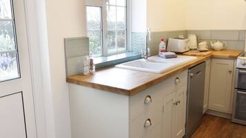 Een vaatwasser, kookgerei, borden en bestek