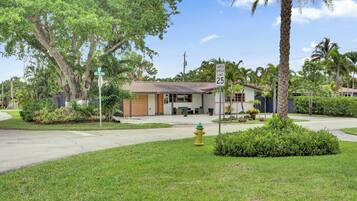 Estúdio, 1 cama King, cozinha, vista para o jardim (Rainbow Falls 2) | Vista do quarto