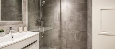Apartment | Bathroom | Free toiletries, hair dryer, towels, soap