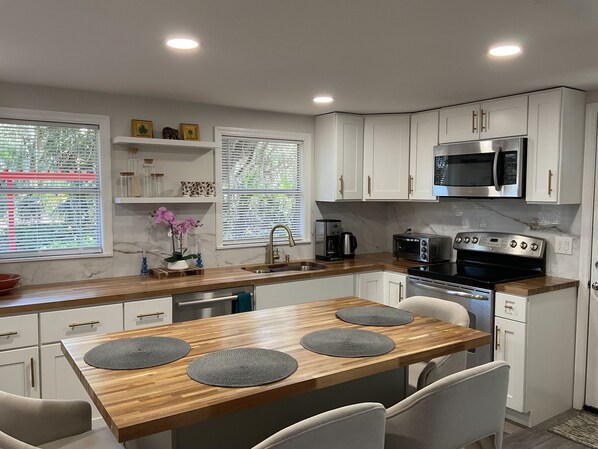 Mikroaaltouuni, uuni, liesi, astianpesukone