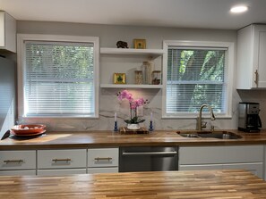 Microwave, oven, stovetop, dishwasher - Withlacoochee State Trail on back yard Lake Across Street off US-41 & SR-200 (Hernando)