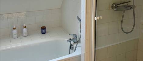 Secadora de cabello, toallas, jabón, papel de baño