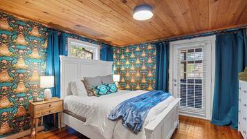 Tabla de planchar con plancha, cuna de viaje, wifi y ropa de cama