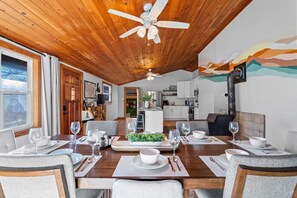 Dining - Cool Lodge sleeps 8 sauna, hot tub, firepit (Black Mountain)