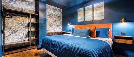 Caja de seguridad en la habitación y tabla de planchar con plancha