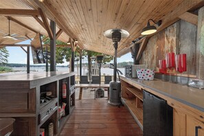 Fridge, microwave, oven, stovetop - The 127 at Lake Sinclair: Sleeps 16, Prime Location, Amazing Outdoor Space!! (Milledgeville)