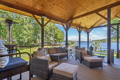 The 127 at Lake Sinclair: Sleeps 16, Prime Location, Amazing Outdoor Space!!
