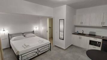 1 bedroom, desk, free WiFi, bed sheets