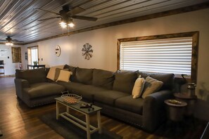 TV, books - Lakeview LaFollette Retreat, Sleeps 10 - Game Room (LaFollette)