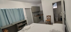 1 habitación, escritorio, tabla de planchar con plancha y wifi gratis 