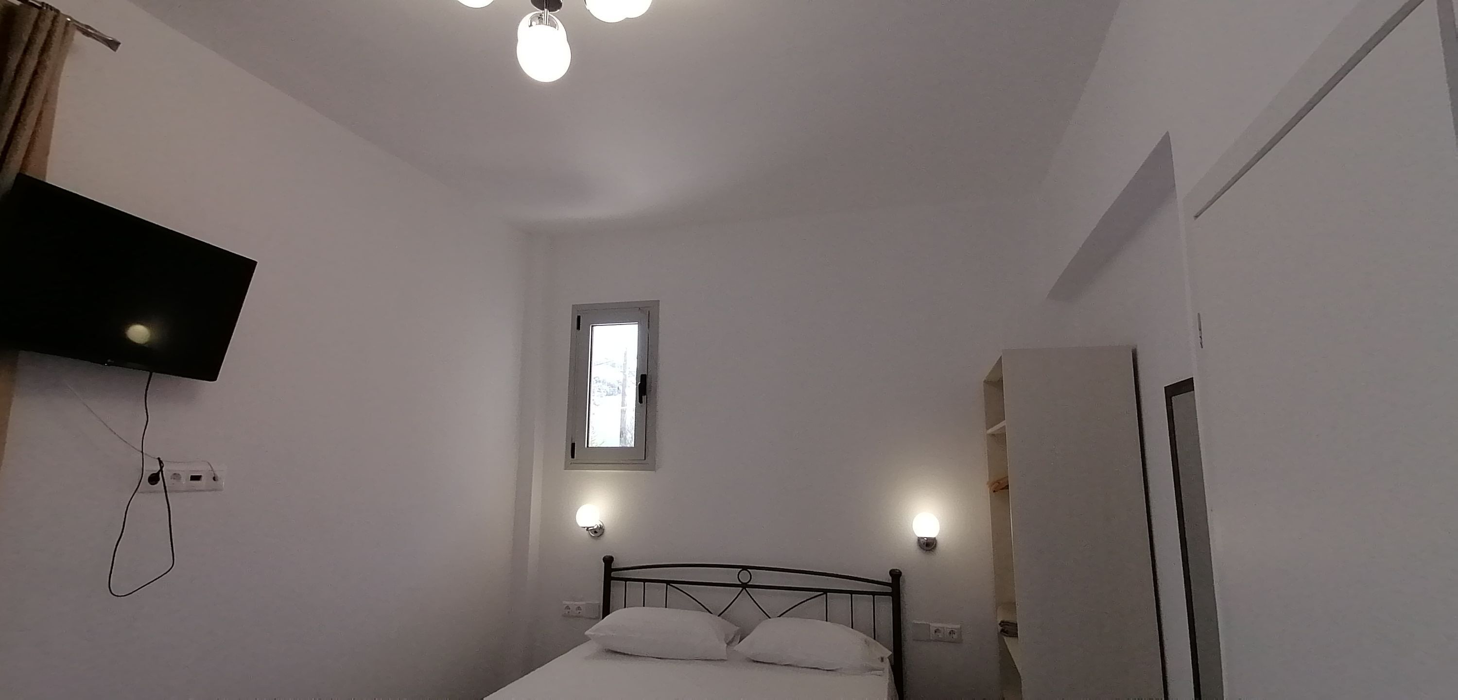 Een bureau, een strijkplank/strijkijzer, gratis wifi, beddengoed