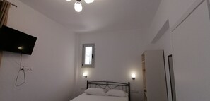 Escritorio, tabla de planchar con plancha, wifi gratis y ropa de cama 