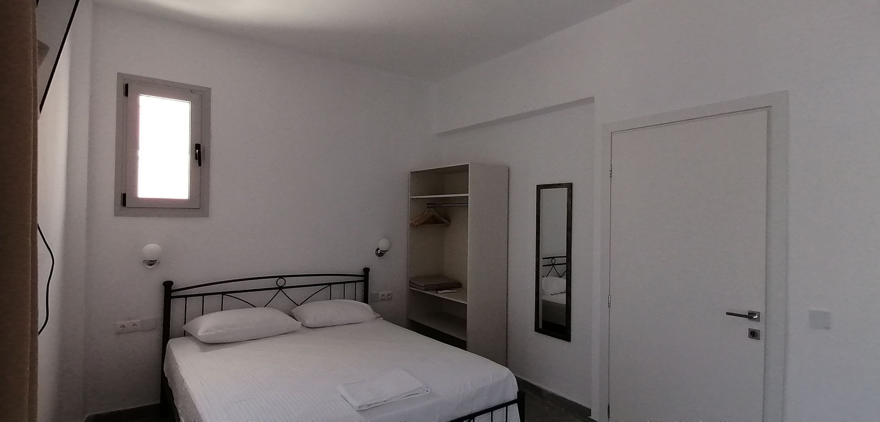 Een bureau, een strijkplank/strijkijzer, gratis wifi, beddengoed