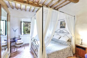 2 bedrooms, iron/ironing board, WiFi, bed sheets - Cozy apartment in the heart of Chianti, with shared pool (Toscana)