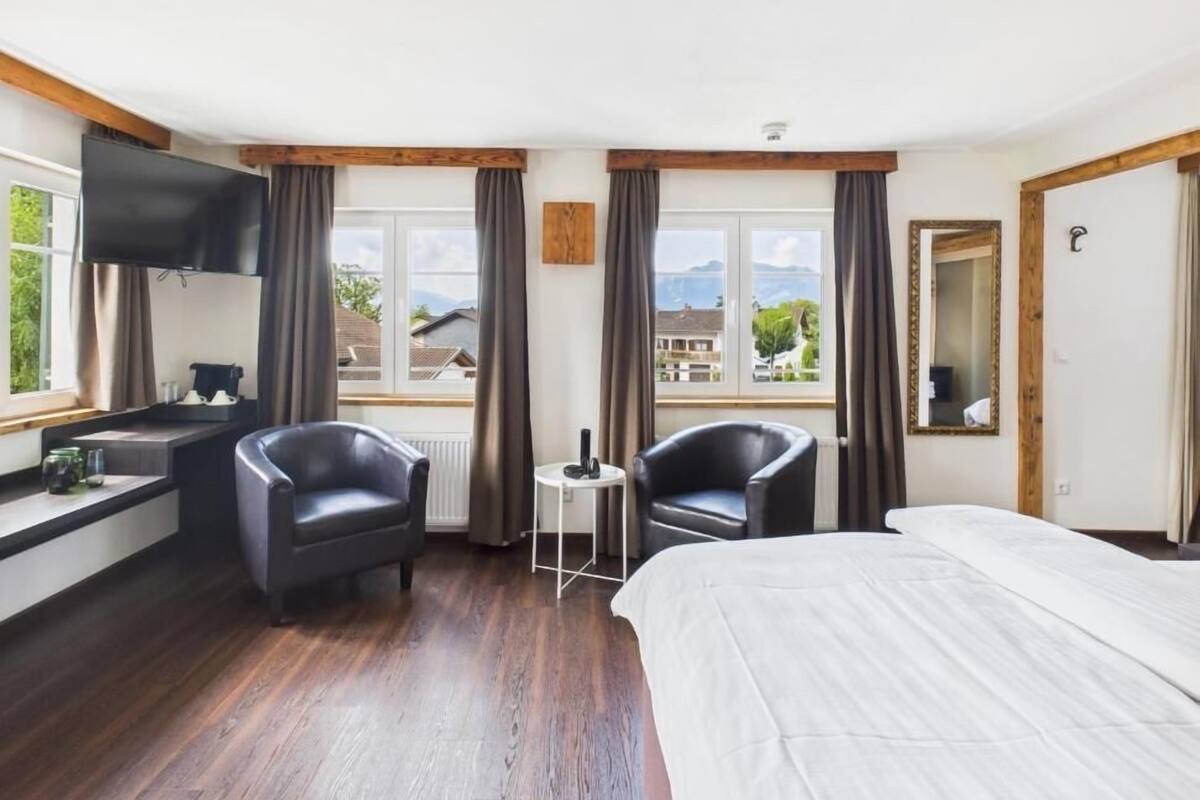 Junior Suite, City View | In-room safe, iron/ironing board (on request), WiFi (free)